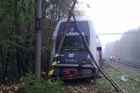Nehoda vlaku míří k soudu, policie viní strojvedoucího