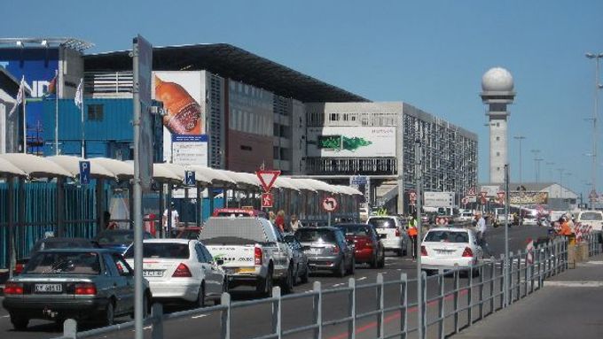 JAR má fotbalovou horečku. Navigační věž letiště v Kapském Městě dostala nedávno "čepici" ve tvaru míče a u výjezdové silnice je digitální tabule, která odpočítává čas zbývající do zahájení šampionátu.