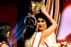 Na Srí Lance zatkli modelku, která při finále soutěže krásy odebrala vítězce korunku