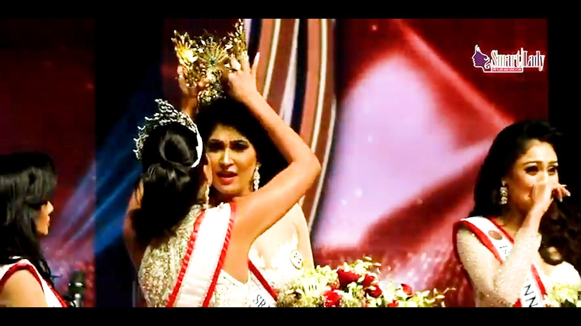 Pushpice De Silvaové berou neprávem korunku královny krásy v soutěži Mrs. Srí Lanka.