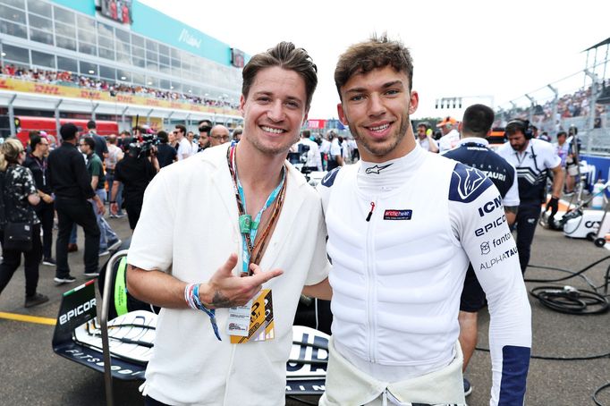 DJ Kygo a pilot týmu AlphaTauri Pierre Gasly ve VC Miami formule 1 2022