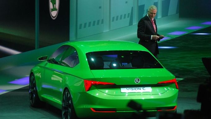 Koncept Škoda Vision C poháněný vlastním motorem přijel na koncernový večer Volkswagen.