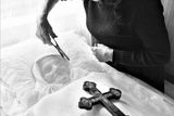 Velmi působivé jsou Vavrouškovy snímky místního pohřbu. Zde je vidět stříhání závoje, aby pozůstalí mohli naposledy uvidět tvář zesnulé.