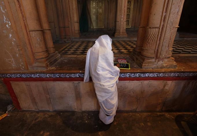 A widow writes on a slate as she attends a class at the Meera Sahavagini ashram in the pilgrimage town of Vrindavan in the northern Indian state of Uttar Pradesh March 6, 2013. Hundreds of widows who have been abandoned by their families live in the shelter, or ashram, run by the NGO Sulabh International. In India, when a man dies, traditionally his widow is expected to renounce all earthly pleasures, such as wearing colourful clothes or looking attractive, and she can face severe social discrimination. Sulabh International works to provide abandoned widows with education, healthcare and vocational skills. Issues surrounding the treatment of women are receiving special attention on March 8, which marks International Women's Day. Picture taken March 6, 2013. REUTERS/Adnan Abidi (INDIA - Tags: SOCIETY RELIGION EDUCATION) ATTENTION EDITORS: PICTURE 5 OF 24 FOR PACKAGE 'THE CITY OF WIDOWS'. SEARCH 'WIDOWS ABIDI' FOR ALL IMAGES Published: Bře. 8, 2013, 7:03 dop.