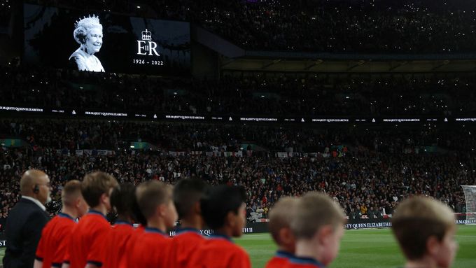 Domácí hymna a minuta ticha před zápasem Anglie - Německo