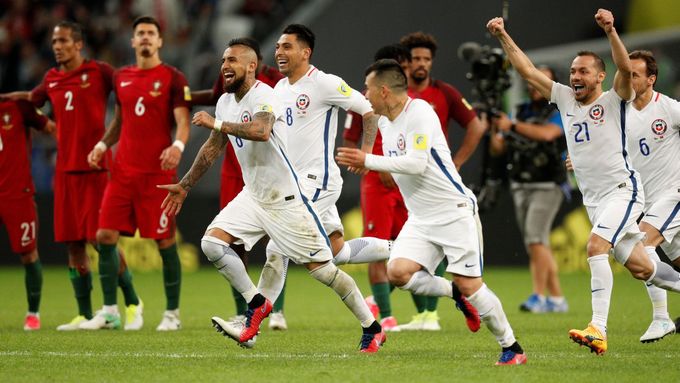 Fotbalisté Chile slaví vítězství v semifinále Poháru FIFA s Portugalskem.