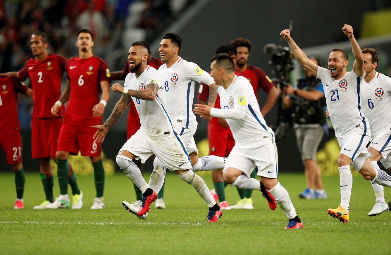 Fotbalisté Chile slaví vítězství v semifinále Poháru FIFA s Portugalskem