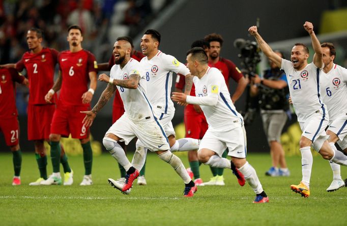 Fotbalisté Chile slaví vítězství v semifinále Poháru FIFA s Portugalskem.