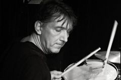 Zemřel bubeník Pavel Skala. Hrál s Mišíkem, Spáleným nebo Petřinou