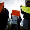 Protesty na americko-mexické hranici během návštěvy Trumpa