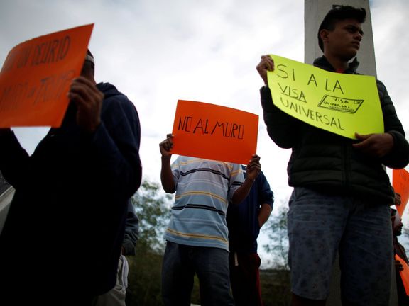 Protesty na americko-mexické hranici během návštěvy Trumpa - mexický stát Tamaulipas