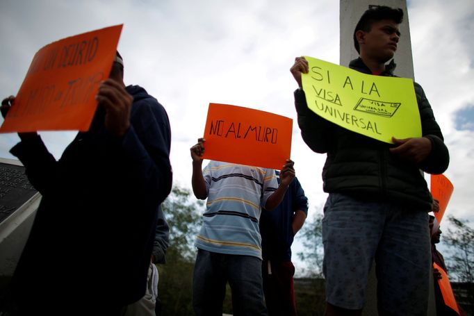 Protesty na americko-mexické hranici během návštěvy Trumpa - mexický stát Tamaulipas