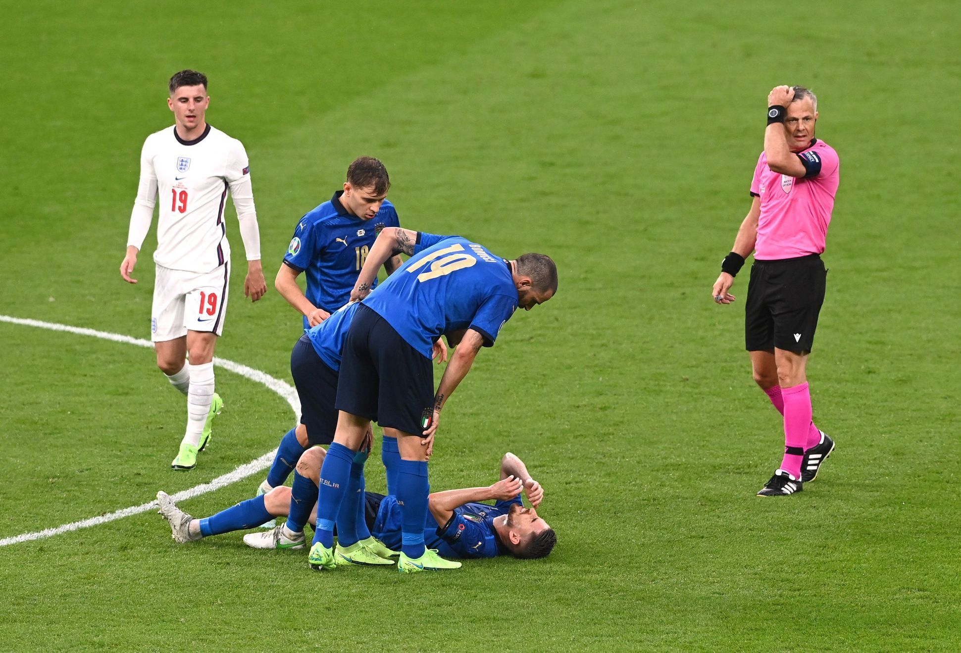 Zraněný Jorginho ve finále ME 2020 Itálie - Anglie