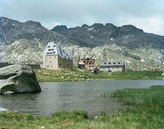 Úprava historického hospicu sv. Gotharda, Quintus Miller a Paola Maranta/ Miller & Maranta, průsmyk sv. Gotharda, 2009  V pozadí tohoto renovačního programu, který respektuje původní architektonické kvality hospicu a přizpůsobuje je dnešním požadavkům na ubytování, je historický a lokální kontext alpského průsmyku. Cílem renovace bylo zdůraznit specifické rysy objektu a při respektování historického monumentu stavbě dodat pomocí vhodných prostředků novou časovou vrstvu.