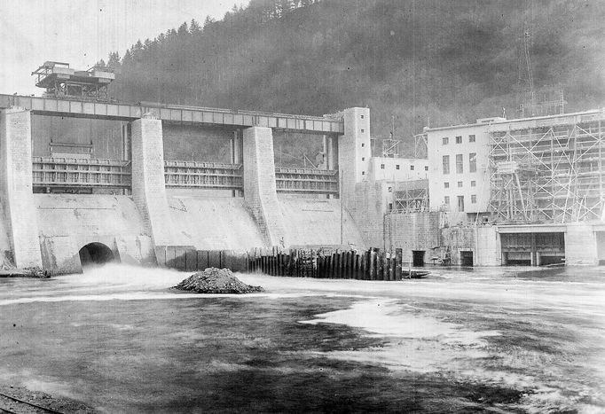 Historická fotografie zachycující výstavbu vodní nádrže Štěchovice, která probíhala mezi lety 1937 a 1944, navzdory válečným komplikacím.