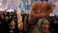 Stydím se za to, že jsme diktaturou, řekl mu jeden z demonstrantů.