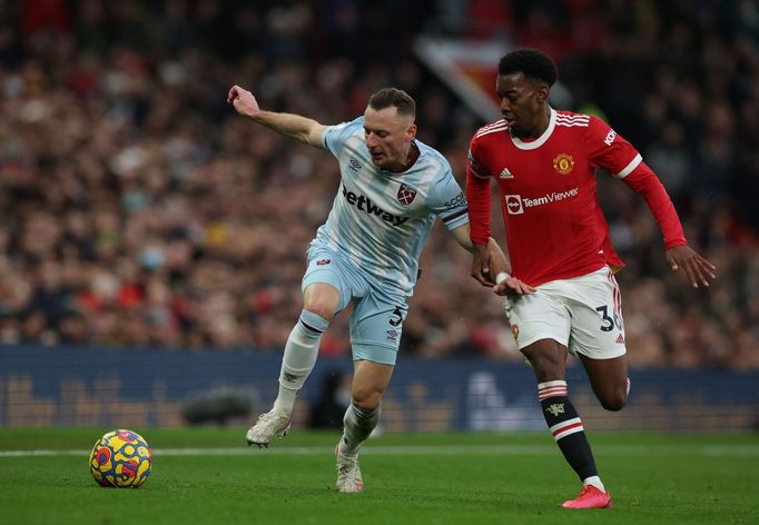 Vladimír Coufal a Anthony Elanga v zápase Manchesteru United a West Hamu.