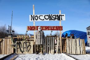 Obrazem: Indiáni blokují kvůli plynovodu kanadské vlaky, krajní pravice hrozí násilím