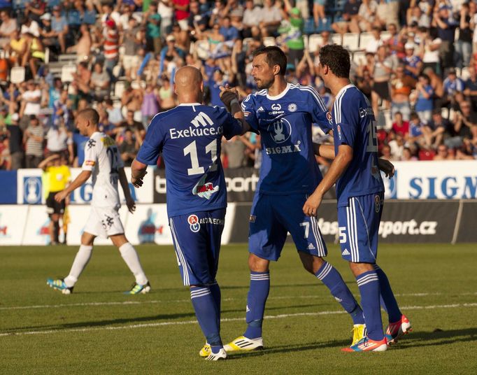 Olomoučtí fotbalisté Martin Doležal (vpravo) a Jan Schulmeister (vlevo) se radují z gólu Michala Ordoše (uprostřed) v utkání 2. kola Gambrinus ligy se Slováckem.