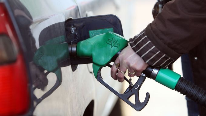 Natankovat benzin do naftového auta může být hodně drahý omyl. Ilustrační foto.