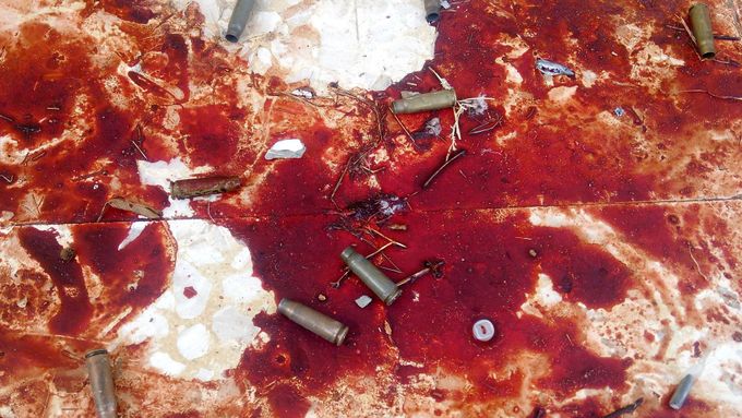 Krev zraněných i obětí a zbytky nábojnic na podlaze v mešitě v egyptské vesnici Bír Abíd.