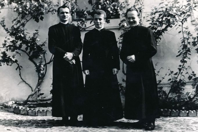 Litoměřice 1979, před kněžským svěcením. František Lízna (vlevo) se spolužáky.