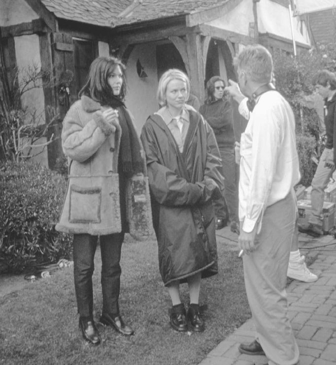 Laura Elena Harringová, Naomi Wattsová a Lynch na scéně během natáčení Mulholland Drive, asi 1999.