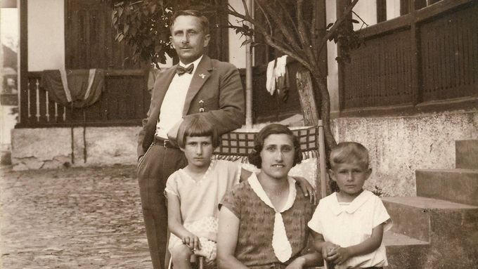 Manželé Honzákovi s dětmi, v roce 1945 bude žít už jen syn Jiří, otec zastřelen v Táboře, maminka a sestra zplynovány v Osvětimi.