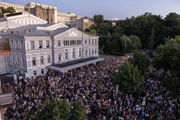 Ukrajinci protestují proti nově schválenému zákonu, který podle kritiků narušuje nezávislost protikorupčních organizací. Kyjev, 23. července 2025.