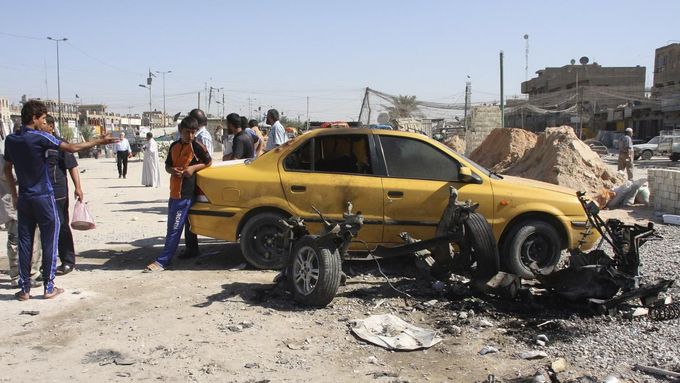 V bagdádské čtvrti Sadr City zabíjely bomby umístěné v zaparkovaných automobilech.