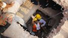 Fire fighters try to rescue garment workers, who are trapped inside the rubble of the collapsed Rana Plaza building, in Savar, 30 km (19 miles) outside Dhaka April 25, 2013. The number of people killed by the collapse of a building in Bangladesh's capital rose to 147 overnight and the death toll could climb further because many people are still trapped inside, Dhaka's district police chief told Reuters on Thursday. REUTERS/Andrew Biraj (BANGLADESH - Tags: DISASTER) Published: Dub. 25, 2013, 3:43 dop.