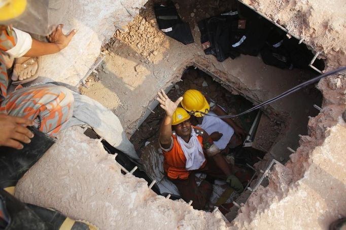 Fire fighters try to rescue garment workers, who are trapped inside the rubble of the collapsed Rana Plaza building, in Savar, 30 km (19 miles) outside Dhaka April 25, 2013. The number of people killed by the collapse of a building in Bangladesh's capital rose to 147 overnight and the death toll could climb further because many people are still trapped inside, Dhaka's district police chief told Reuters on Thursday. REUTERS/Andrew Biraj (BANGLADESH - Tags: DISASTER) Published: Dub. 25, 2013, 3:43 dop.