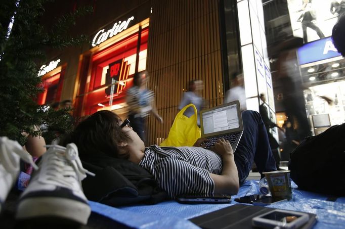 A man waits for the release of Apple's iPhone 5 near Apple Store Ginza in Tokyo September 20, 2012. REUTERS/Toru Hanai (JAPAN - Tags: BUSINESS SOCIETY TELECOMS) Published: Zář. 20, 2012, 12:17 odp.