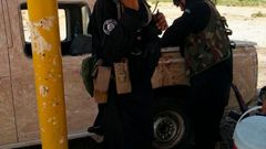 Ozbrojenci z Islámského státu na kontrolním stanovišti v Iráku.