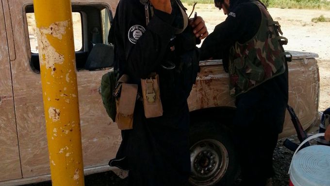 Ozbrojenci z Islámského státu na kontrolním stanovišti v Iráku.