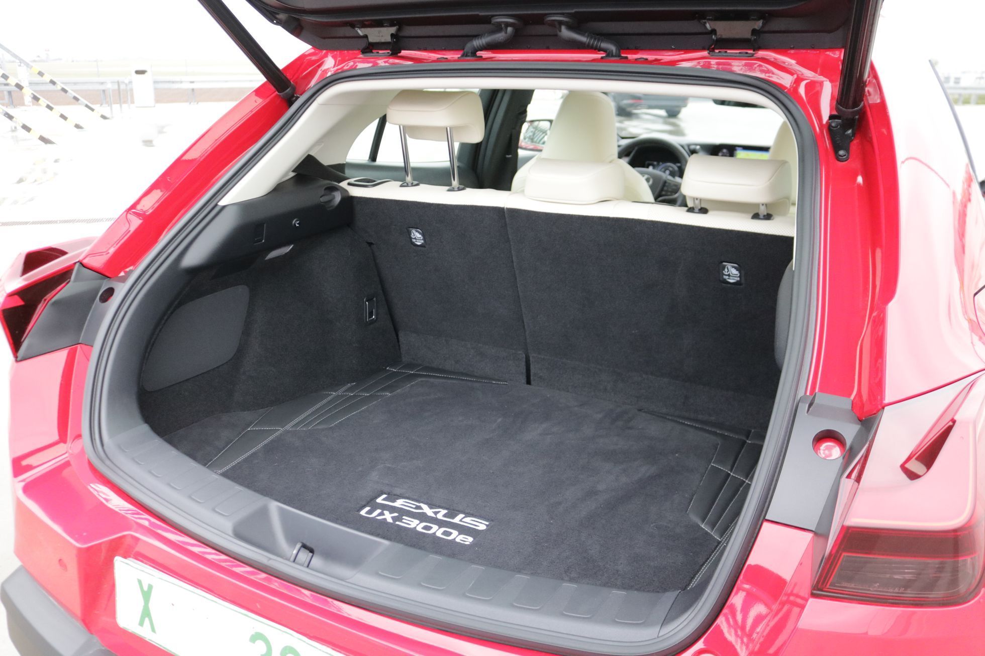 Lexus UX300e elektromobil