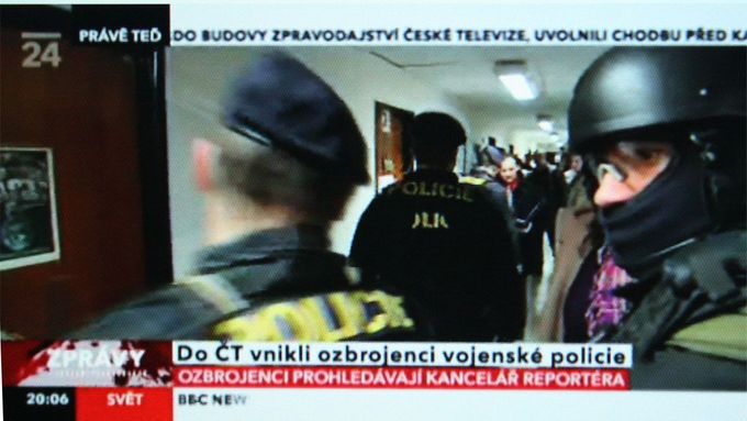 Vojenská policie při zásahu v České televizi