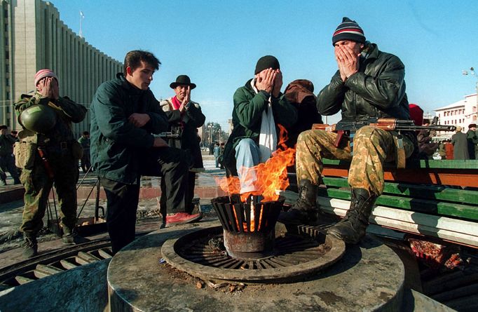 Podporovatelé Džochara Dudajeva se modlí před prezidentským palácem v Grozném, 1994. Snímek zachycuje dění během První čečenské války.