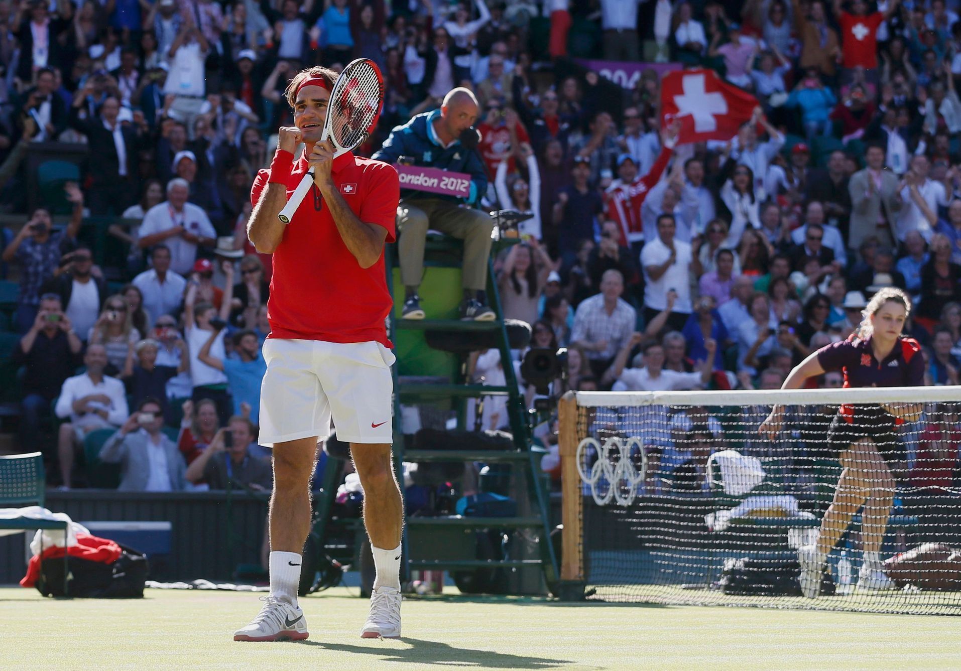 Roger Federer se raduje z postupu v semifinále OH 2012