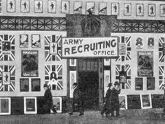 1. světová válka 1914 - 1918 . Na sn. Vlajkami vyzdobená londýnská kancelář pro nábor dobrovolníků do armády v únoru 1915.