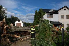 Větrnou smršť na Novojičínsku způsobilo slabší tornádo. Poškodilo téměř všechny domy