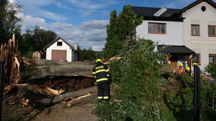 Větrnou smršť na Novojičínsku způsobilo slabší tornádo. Poškodilo téměř všechny domy; Zdroj foto: HZS ČR