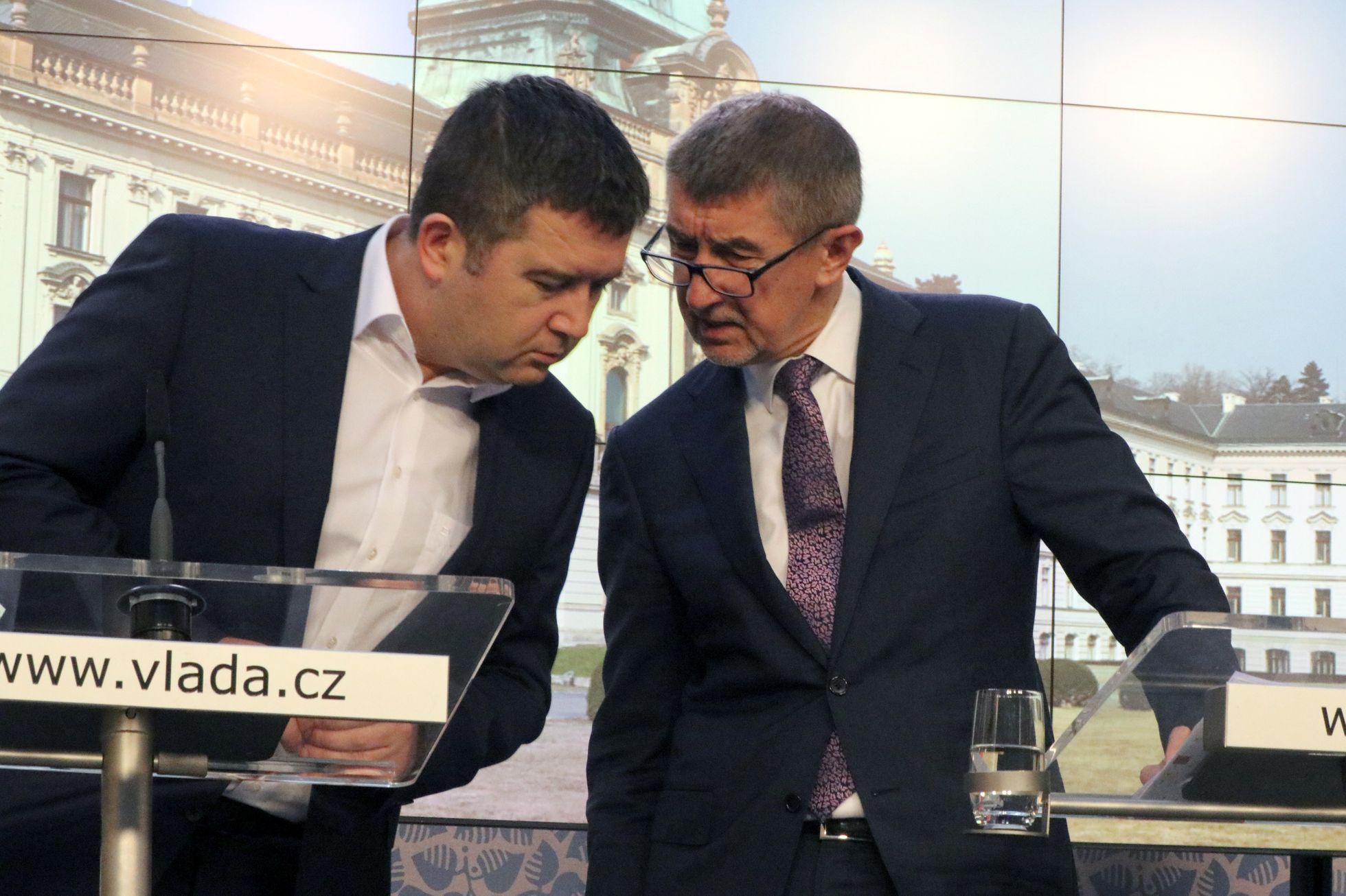 Premiér Andrej Babiš a vicepremiér Jan Hamáček na sobotní tiskové konferenci, kdy Babiš tvrdil, že nechybí respirátory