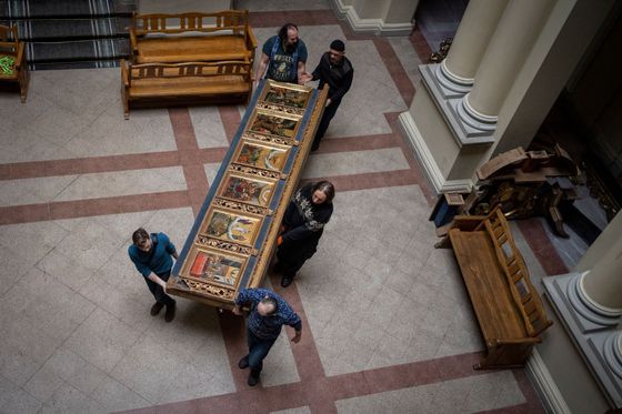 Pracovníci Šeptyckého muzea odnášejí jednotlivé ikony z ikonostasu Zvěstování Panny Marie z 18. století.