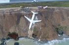 Boeing tureckých aerolinek nezvládl přistání a skončil na srázu nad Černým mořem