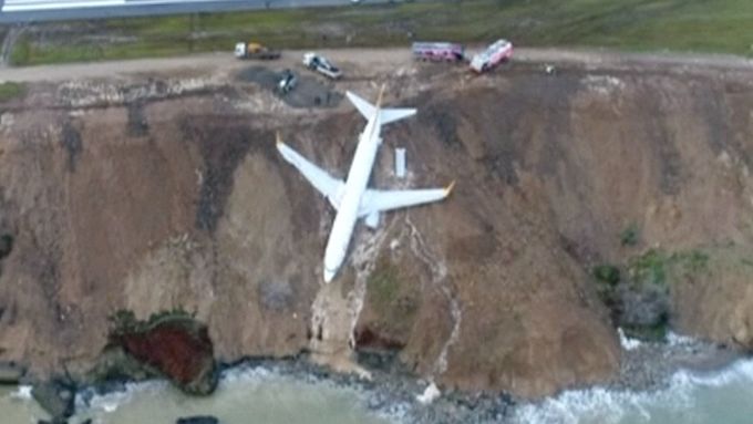 Na tureckém letišti v Trabzonu sjelo po přistání letadlo z ranveje do prudkého bahnitého srázu nad Černým mořem. Nikdo se naštěstí nezranil.