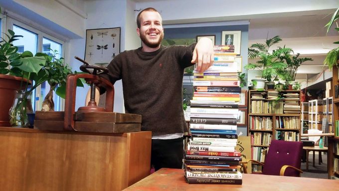 Jestli mladí nevědí, co dělat, ať si založí antikvariát, řekl roku 2021 v DVtv zakladatel Knihobotu Dominik Gazdoš.