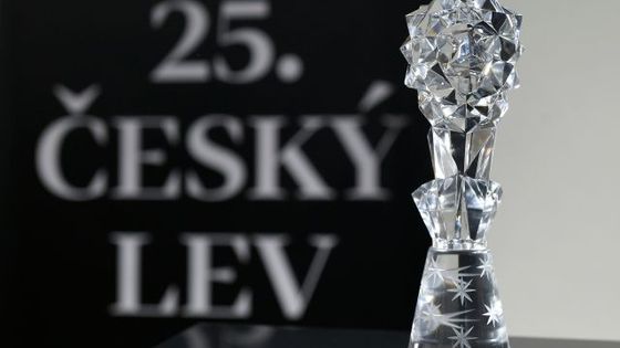 Český lev má novou sošku. Je inspirovaná sklářskou tradicí, barokem i kubismem