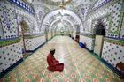 Úplně jiný ramadán. Mešity jsou prázdné, muslimové se modlí v rouškách či u televize