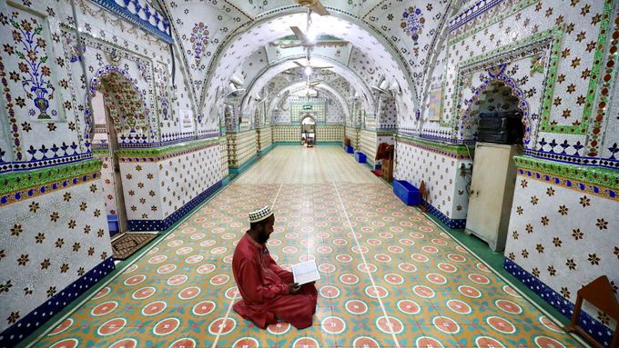 Úplně jiný ramadán. Mešity jsou prázdné, muslimové se modlí v rouškách či u televize
